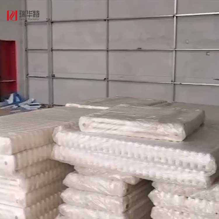 白色鋼制暖氣片運輸到施工工地視頻